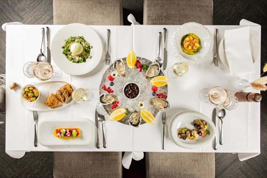 Gedeckter Tisch von oben mit Meeresfrüchten und Vorspeisen