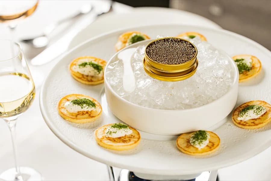 Kaviar auf Eis mit Blinis