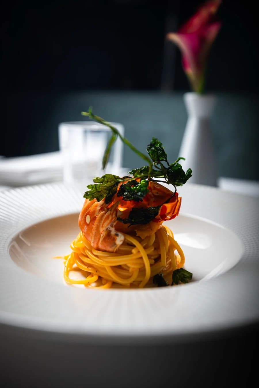 Spaghetti mit Lachs und Kräutern im tiefen Teller