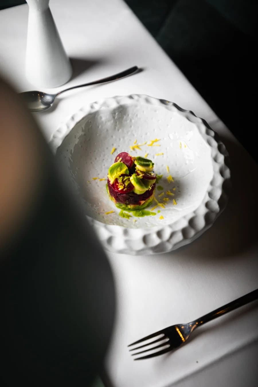 Tatar mit Avocado in einer weißen Keramikschale