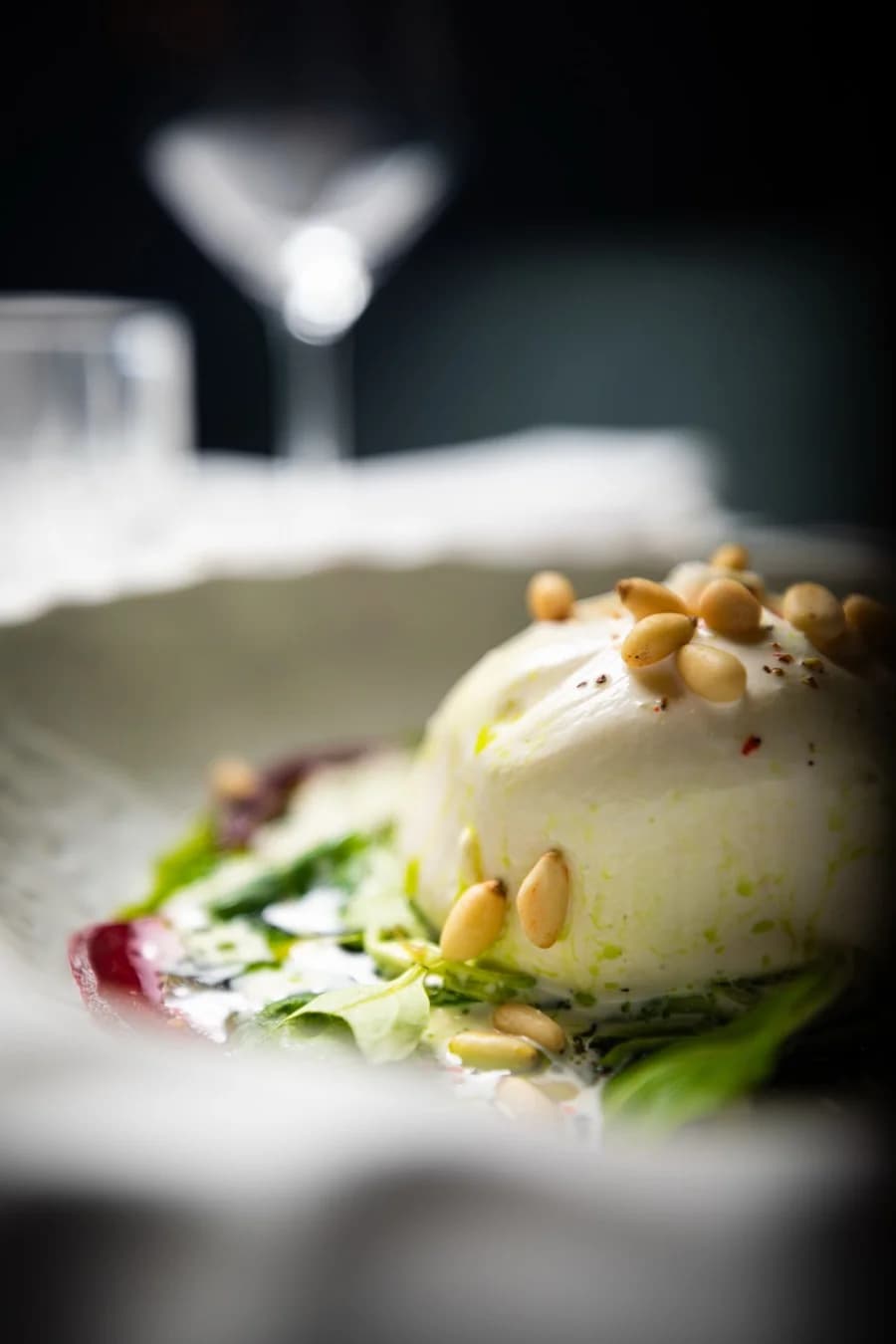 Burrata mit Pinienkernen