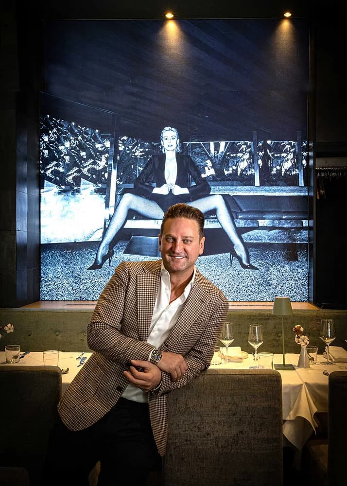 Adriano Hess, Inhaber des Bellucci, an einem Tisch im Restaurant