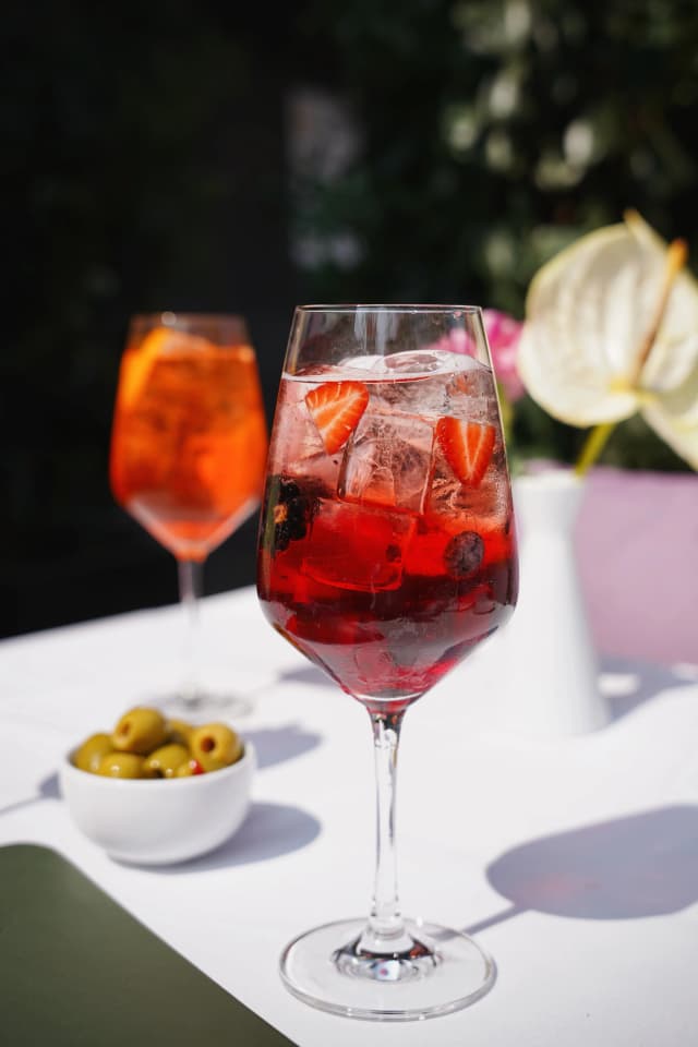 Bellucci Berlin – Erdbeer-Sangria und Aperol Spritz mit Oliven auf der Sonnenterrasse in Charlottenburg