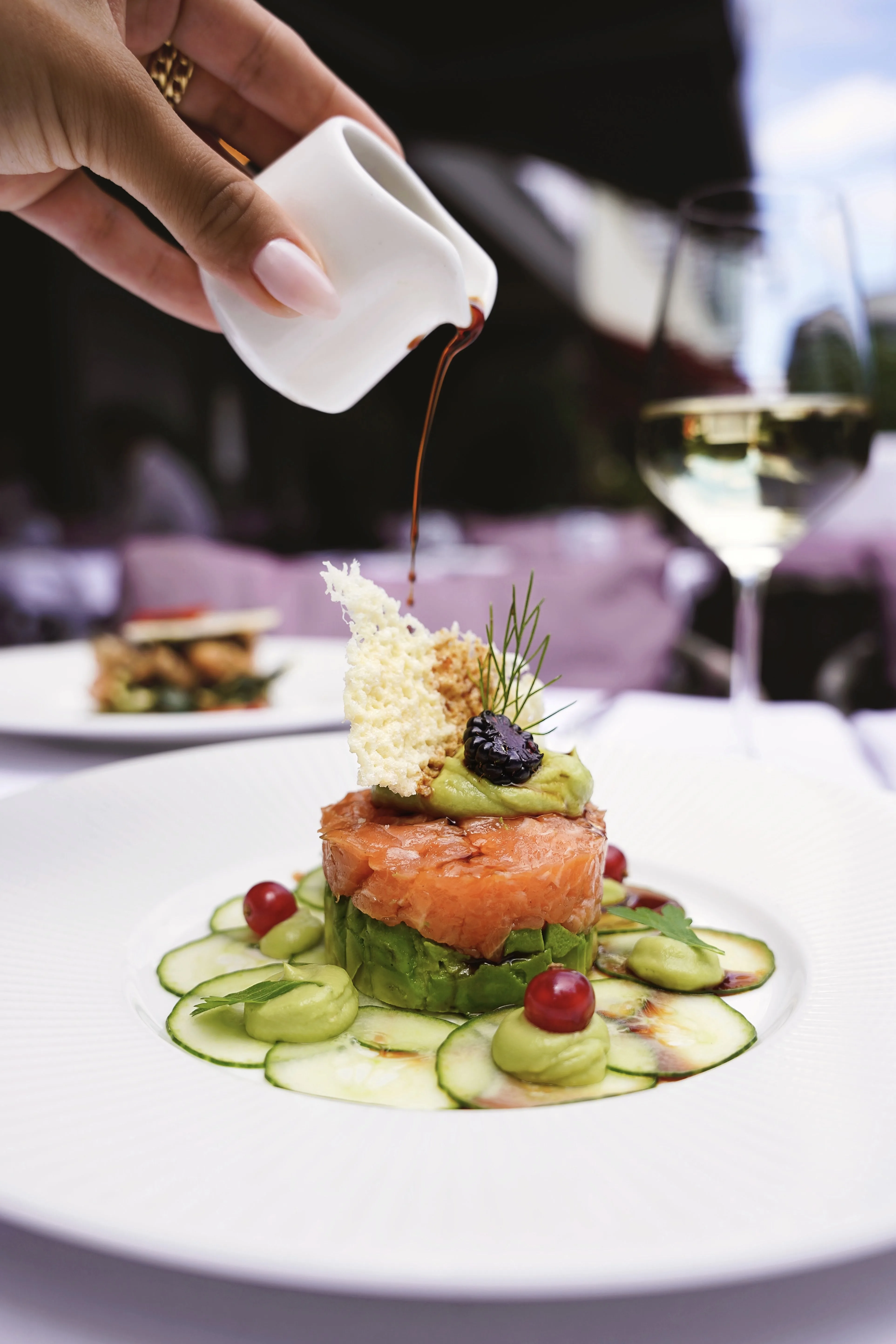 Bellucci Berlin – Lachs-Tartar mit Avocado, Gurke und Balsamico-Reduktion, serviert als Fine-Dining-Gericht im italienischen Restaurant am Kurfürstendamm