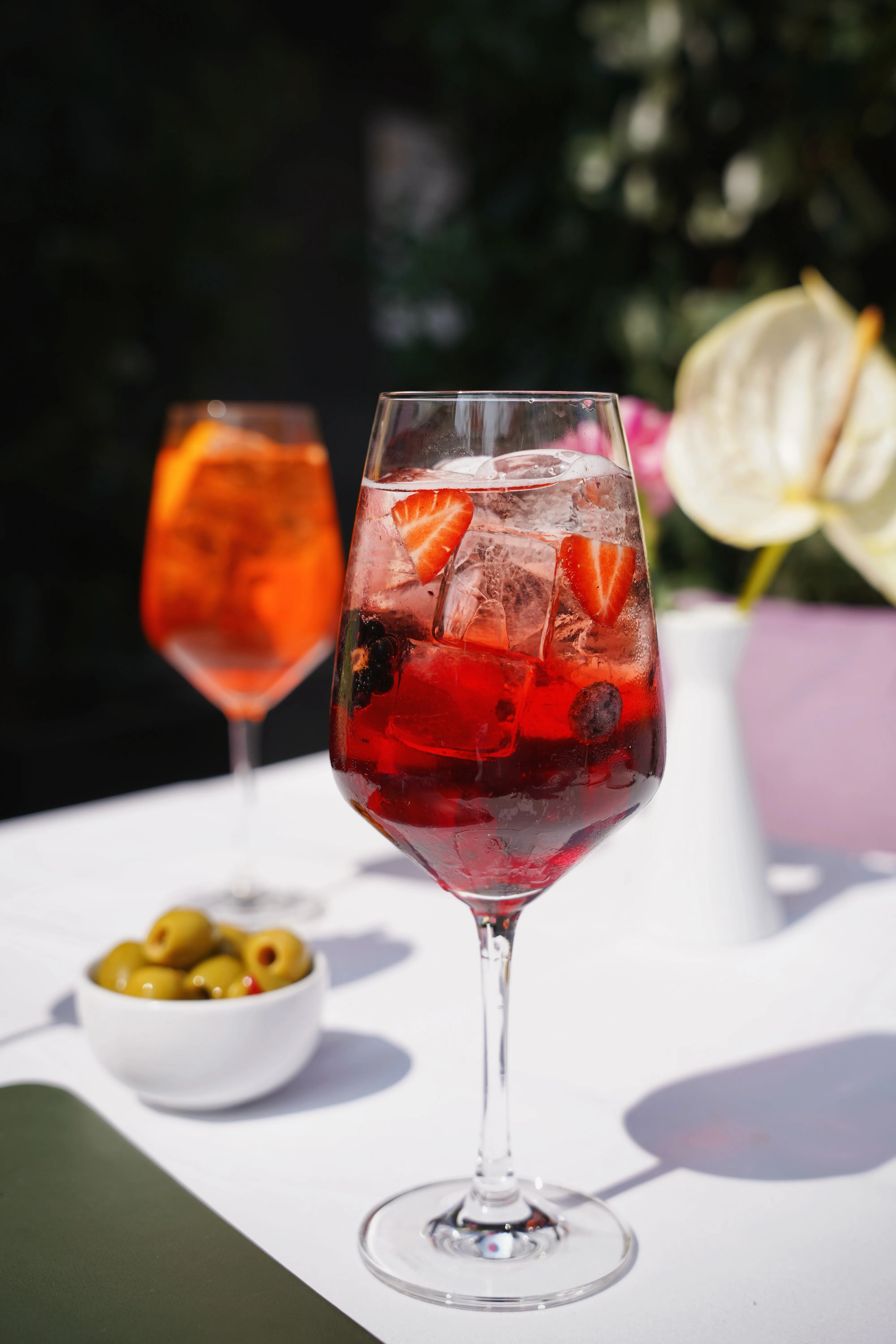Bellucci Berlin – Erdbeer-Sangria und Aperol Spritz mit Oliven auf der Sonnenterrasse in Charlottenburg